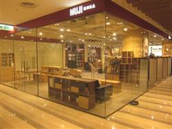 10RMB shop shelves