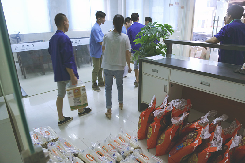 礼品派发中.jpg
